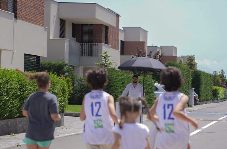 Fëmijë duke ecur në Cherry Plaza